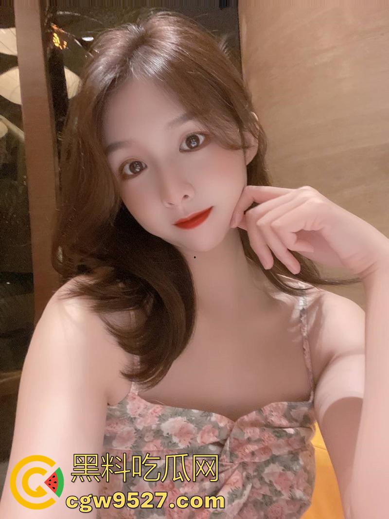 操别人老婆就是爽，极品少妇【刘彤】，身材性感风韵犹存，背着老公当富人母狗，约炮做爱视频曝光！-1