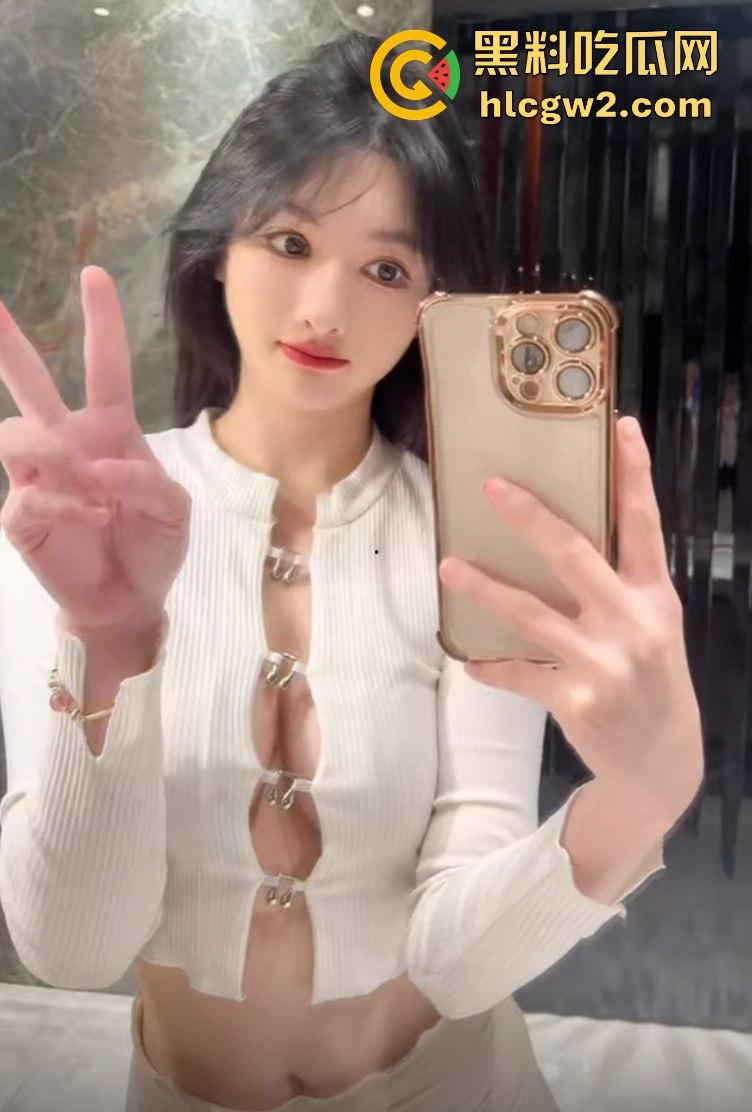 抖音30万粉丝骚鸡福利姬『人间真实小baby』直播露奶子 真空出门玩漏奶，36C露点疯狂撩大哥！-9