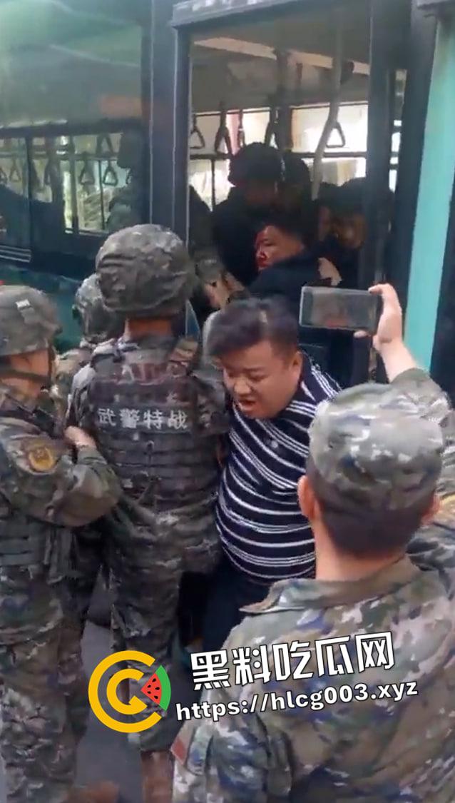 四川自贡37路公交车伤人现场 男子砍死司机挟持乘客  出动特警军队抓捕 满脸都是别人的血-2