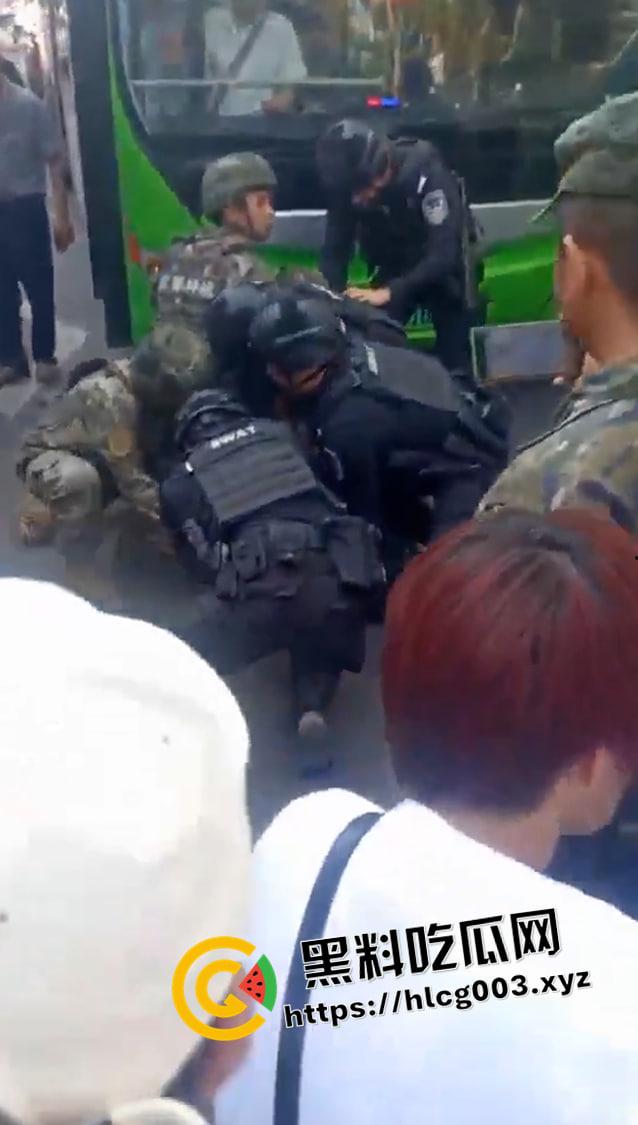 四川自贡37路公交车伤人现场 男子砍死司机挟持乘客  出动特警军队抓捕 满脸都是别人的血-4