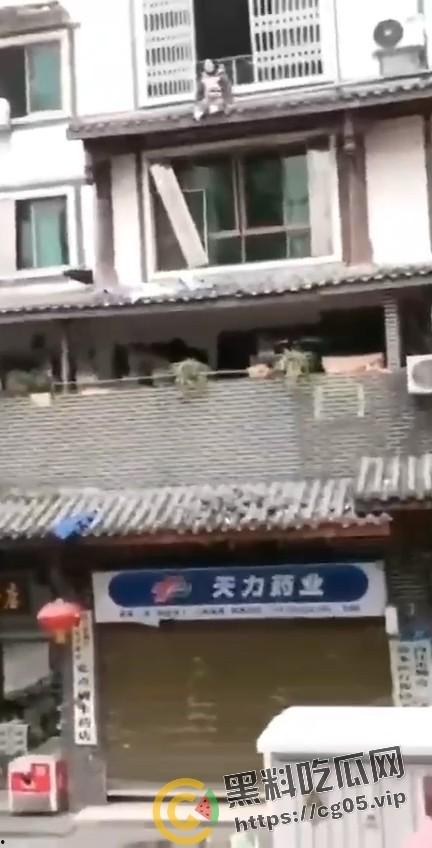 四川内江东兴老街里凤窝街 两口子吵架女方跳楼 现场监控画面流出 人直接不能动了-1