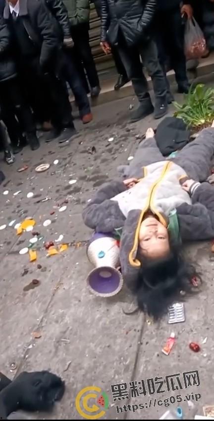 四川内江东兴老街里凤窝街 两口子吵架女方跳楼 现场监控画面流出 人直接不能动了-6