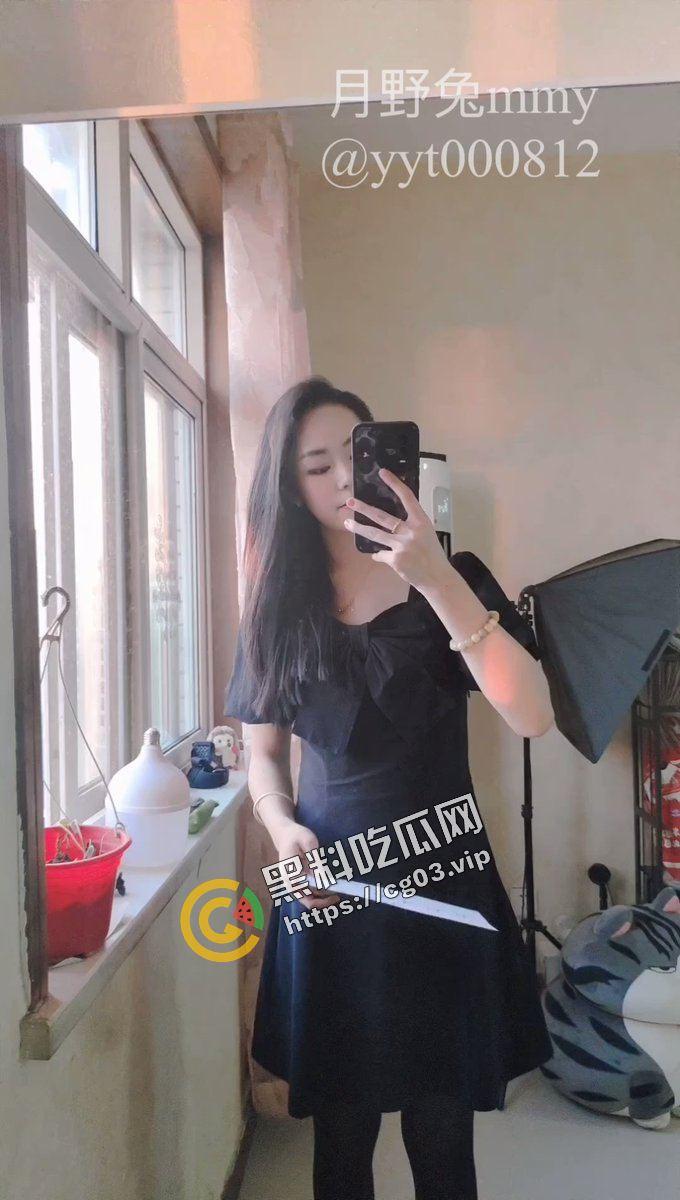 南航在职空姐推特福利姬【月野兔】大战外卖小哥 当着老公的面上演NTR-4