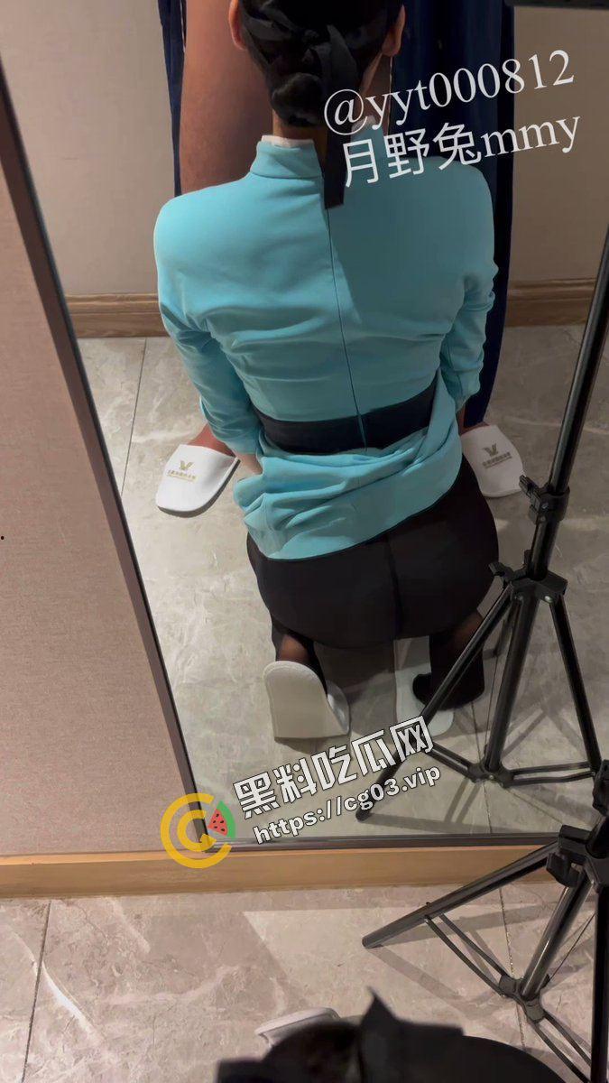 南航在职空姐推特福利姬【月野兔】大战外卖小哥 当着老公的面上演NTR-5