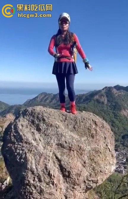 摆拍也要选对地方 女子悬崖边扭腰凹造型，刚摆完S曲线，转头就玩命飞下去！-4