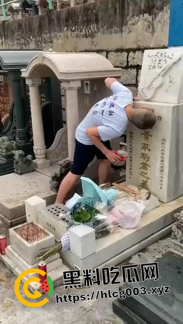 人神共愤！精神小伙破坏Beyond主场【黄家驹】墓碑被抓获 恶臭网红不仅不尊重死者还喜欢吃屎-5
