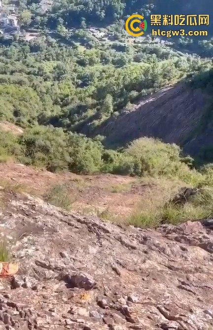 摆拍也要选对地方 女子悬崖边扭腰凹造型，刚摆完S曲线，转头就玩命飞下去！-8