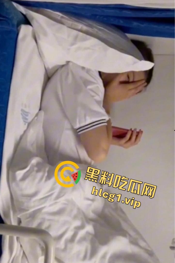 火车卧铺上的激情碰撞！寂寞少妇自慰被小伙撞见，欲火焚身直接卧铺开干！-1