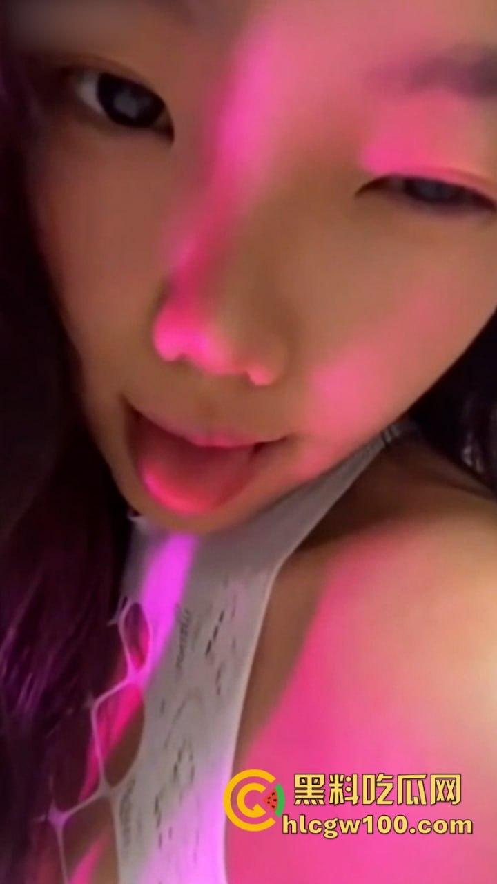 抖音【黑皮学妹】金主定制私拍流出 反差学生母狗穿丝袜直播跳抖臀舞-3