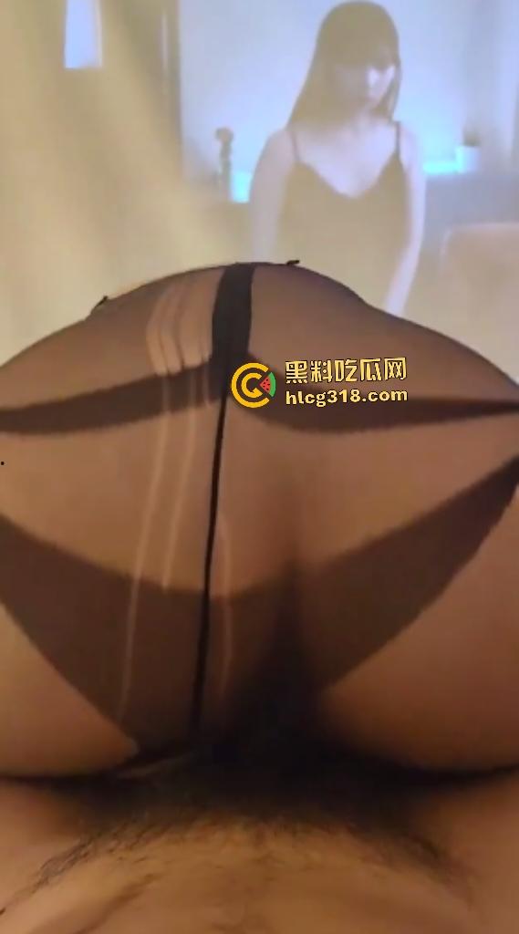 反差大学生保养的好屁股被男友在落地窗和镜子前爆插！还拍视频投屏到墙上，实时观看做爱现场？-6