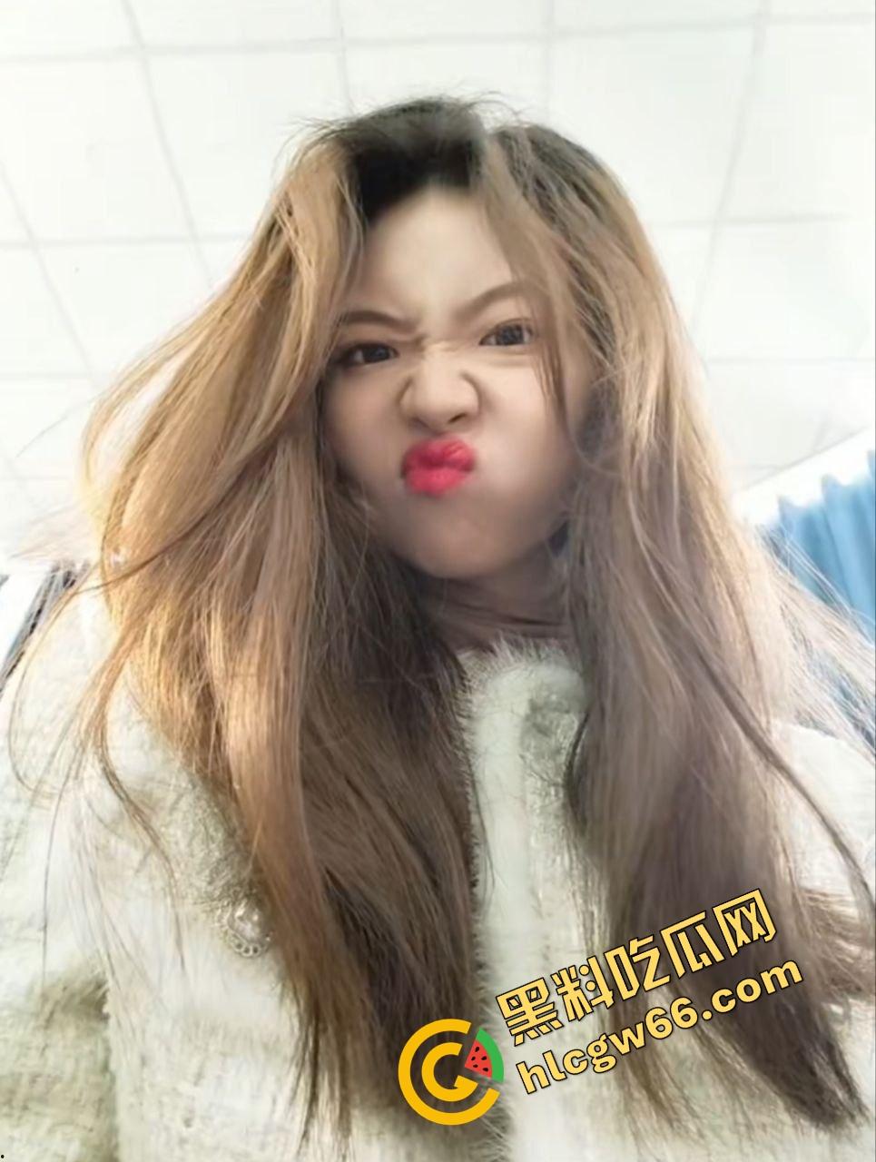 新疆师大舞蹈生『张菀馨』22岁小婊子天天发骚自慰求操 聊天记录爆料逼丑还想玩三通 ！-7