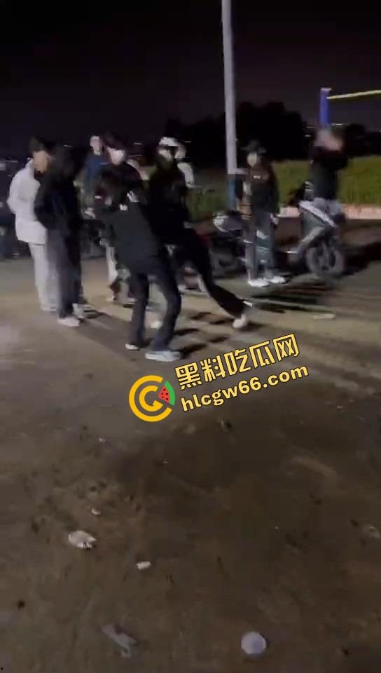 潮汕精神小妹开打了,情敌当街对峙,头发一把把薅,咒骂一句句飙,打到拖鞋都飞出去啦!-2