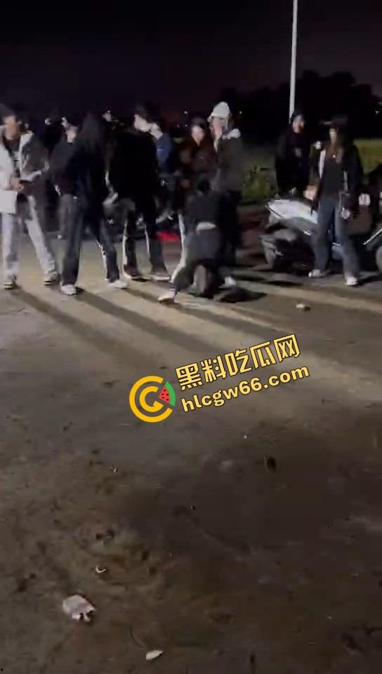 潮汕精神小妹开打了,情敌当街对峙,头发一把把薅,咒骂一句句飙,打到拖鞋都飞出去啦!-3