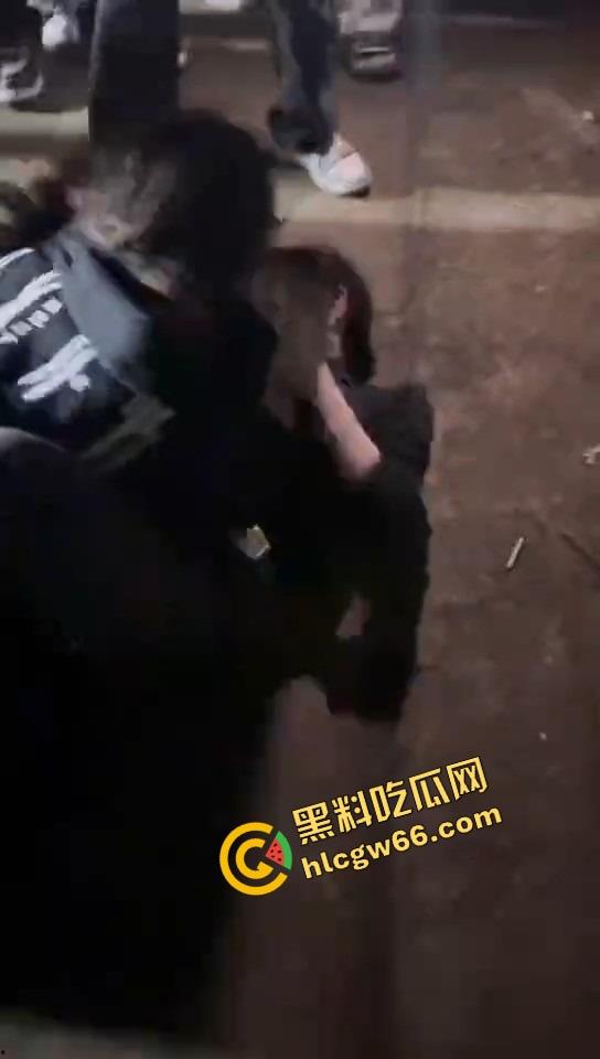 潮汕精神小妹开打了,情敌当街对峙,头发一把把薅,咒骂一句句飙,打到拖鞋都飞出去啦!-9