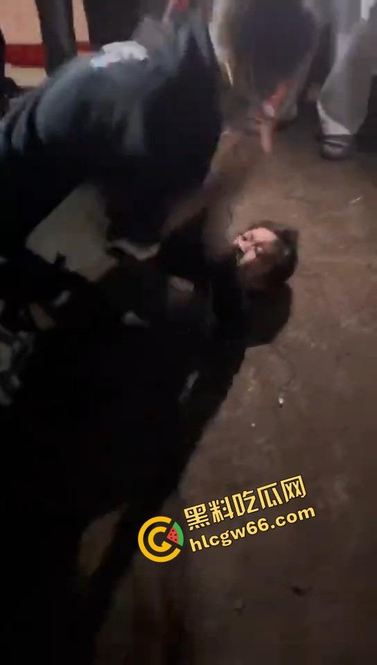 潮汕精神小妹开打了,情敌当街对峙,头发一把把薅,咒骂一句句飙,打到拖鞋都飞出去啦!-10