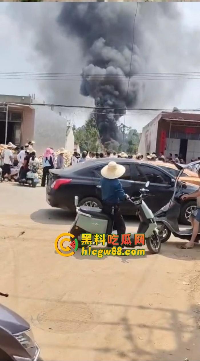 某战区海军战机海南训练失事,飞行员成功跳伞,战机坠毁临高县,所幸未造成地面损失!-5