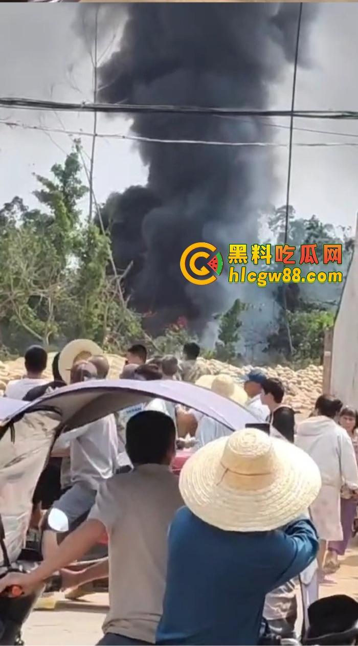 某战区海军战机海南训练失事,飞行员成功跳伞,战机坠毁临高县,所幸未造成地面损失!-6