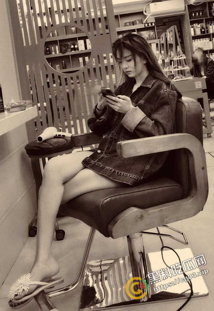 反差曝光「小蓝」约炮友在酒店玩3P，走廊上激情狂怼，妹子真能忍愣是一声都不叫 进入房间直接瘫软-1