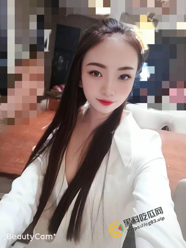 反差曝光「小蓝」约炮友在酒店玩3P，走廊上激情狂怼，妹子真能忍愣是一声都不叫 进入房间直接瘫软-4