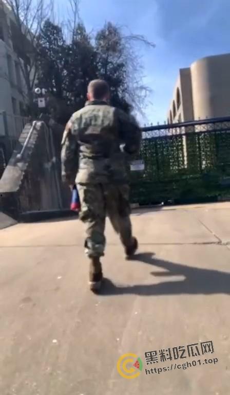 美国空军在以色列大使馆前自焚!临死前高呼不做种族灭绝的同谋 是英雄还是极端分子?-3