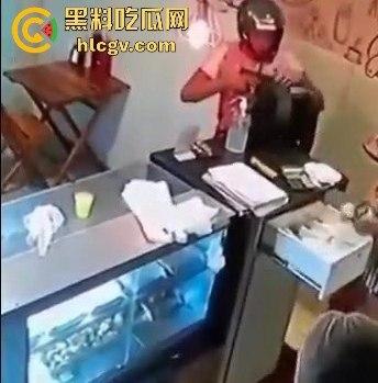 菲律宾夫妇餐厅武装抢劫，遇上下班警察！男子被当场击毙，抢劫计划瞬间翻车！-4