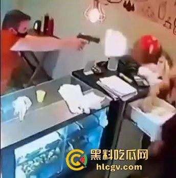 菲律宾夫妇餐厅武装抢劫，遇上下班警察！男子被当场击毙，抢劫计划瞬间翻车！-9