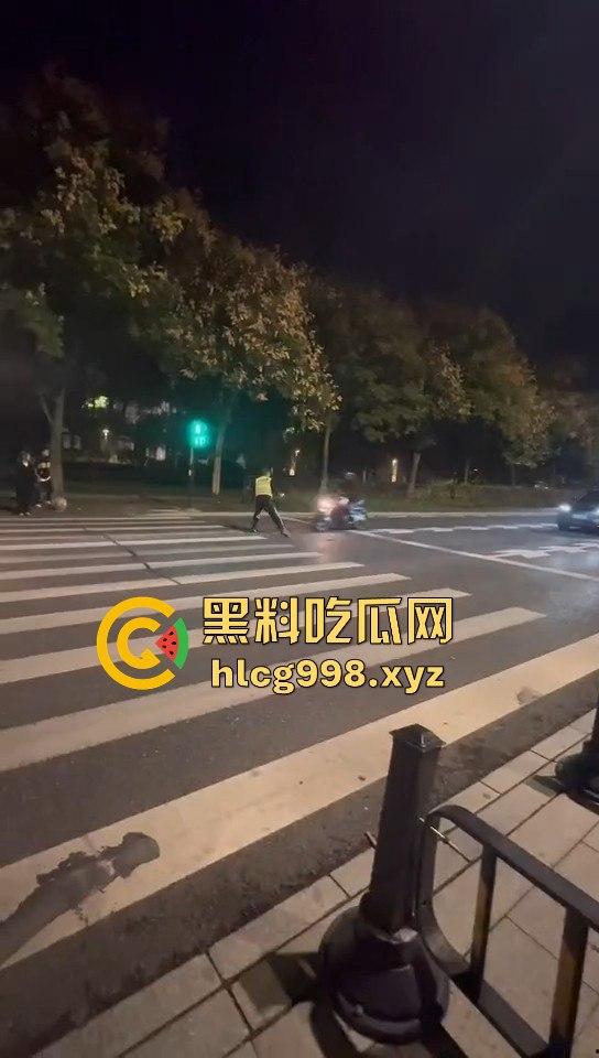 宁波10月10日深夜飙车狂徒闯红灯撞飞辅警!摩托车主嚣张逃逸毫发无损!-9