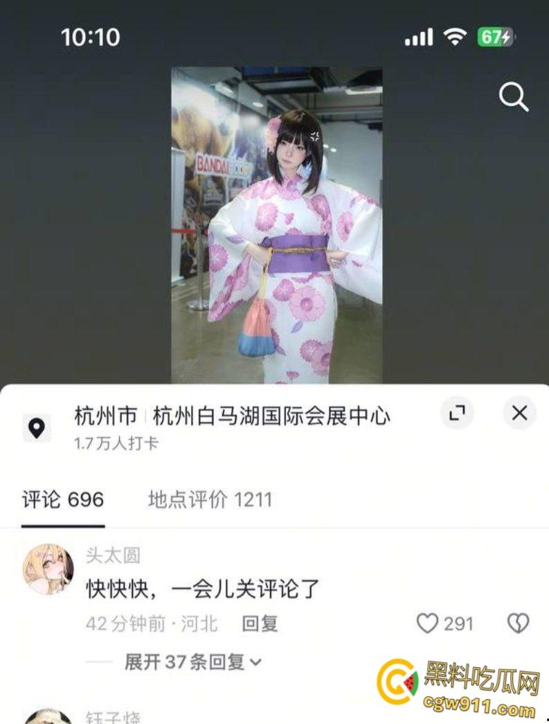 抖音清纯女Coser【鸢饱】,母女联手打造爱情骗局,一年狂揽金主30万,疯狂约炮白虎骚穴被打桩爆操!-2