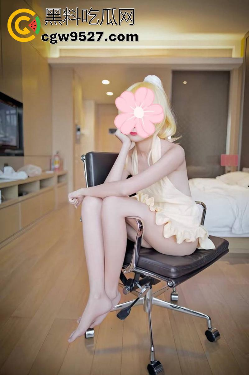 超性感百变萝莉少女，肌肤白嫩身材纤细修长，可御姐可萝莉极度反差，自拍裸露视频勾引大哥！-3