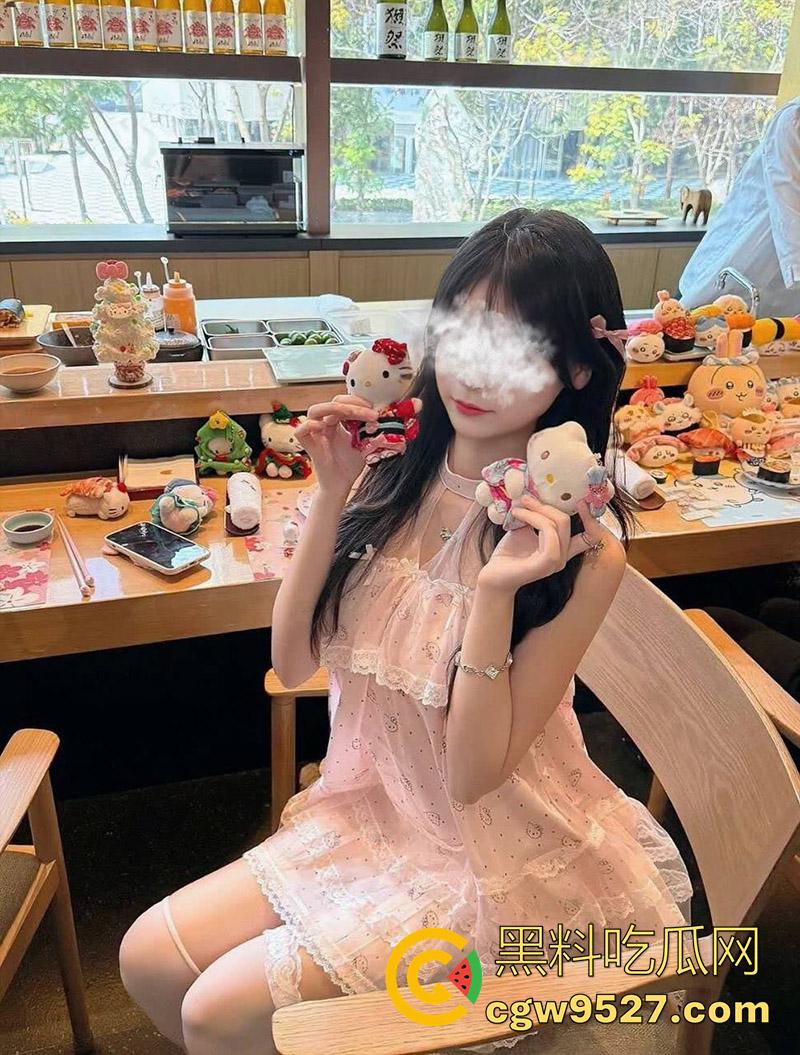 超性感百变萝莉少女，肌肤白嫩身材纤细修长，可御姐可萝莉极度反差，自拍裸露视频勾引大哥！-5