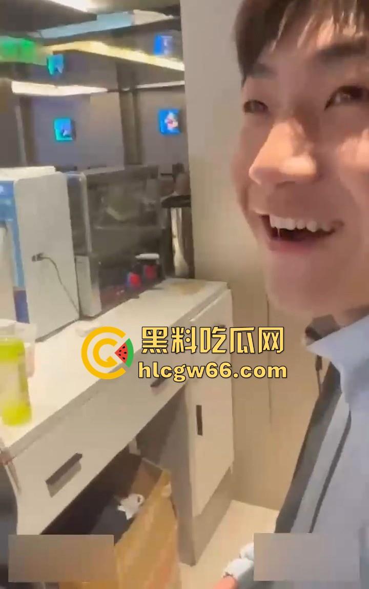 不愧是精神小伙 河北邯郸武汉某网吧监控录下小情侣激情一幕-3