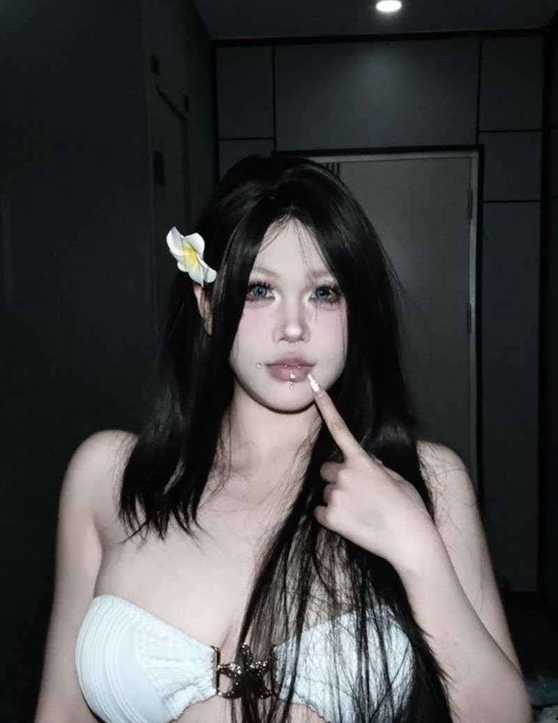 广州巨乳母狗【林素莹】 性爱视频泄露，天然大奶性感肥臀身材火辣，炮友乳钉调教，淫荡母狗一枚！-2