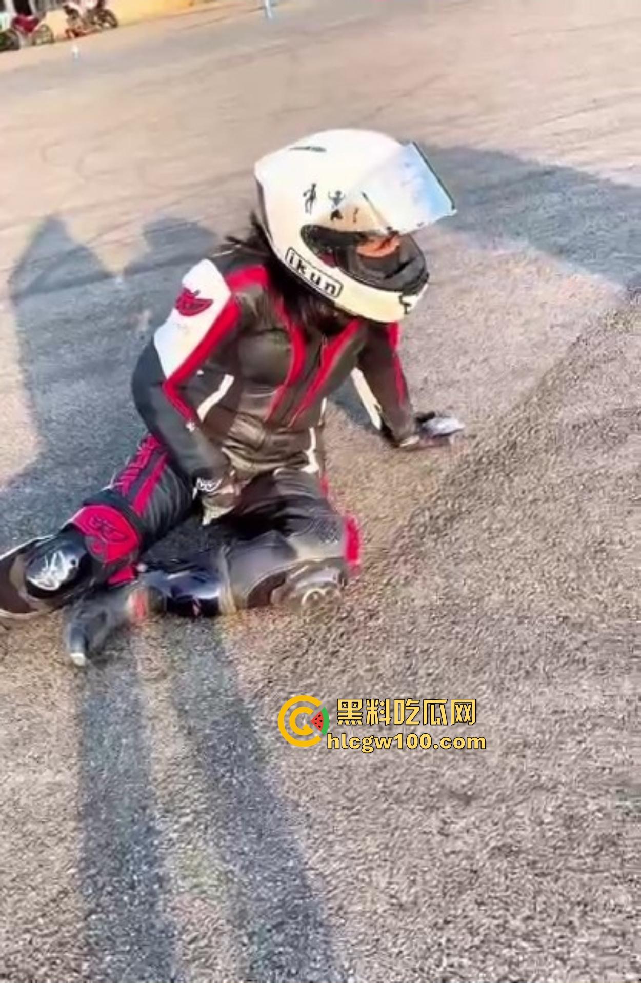 炫技不成逼先疼,女骑士摩托翘头秀失败,结果硬生生撞到小逼痛苦到变形,满脸写着作死的代价!-2