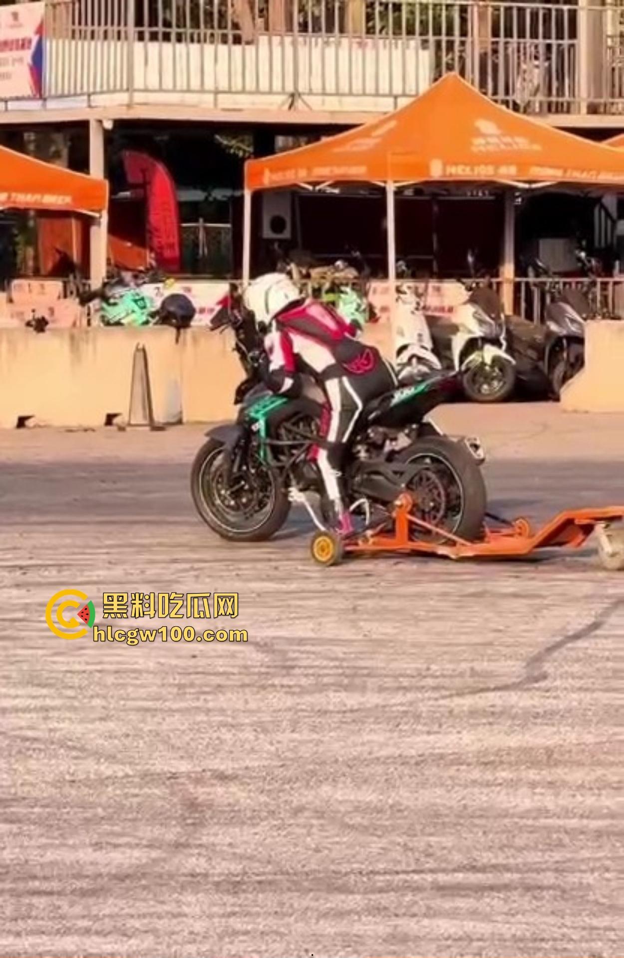 炫技不成逼先疼,女骑士摩托翘头秀失败,结果硬生生撞到小逼痛苦到变形,满脸写着作死的代价!-4