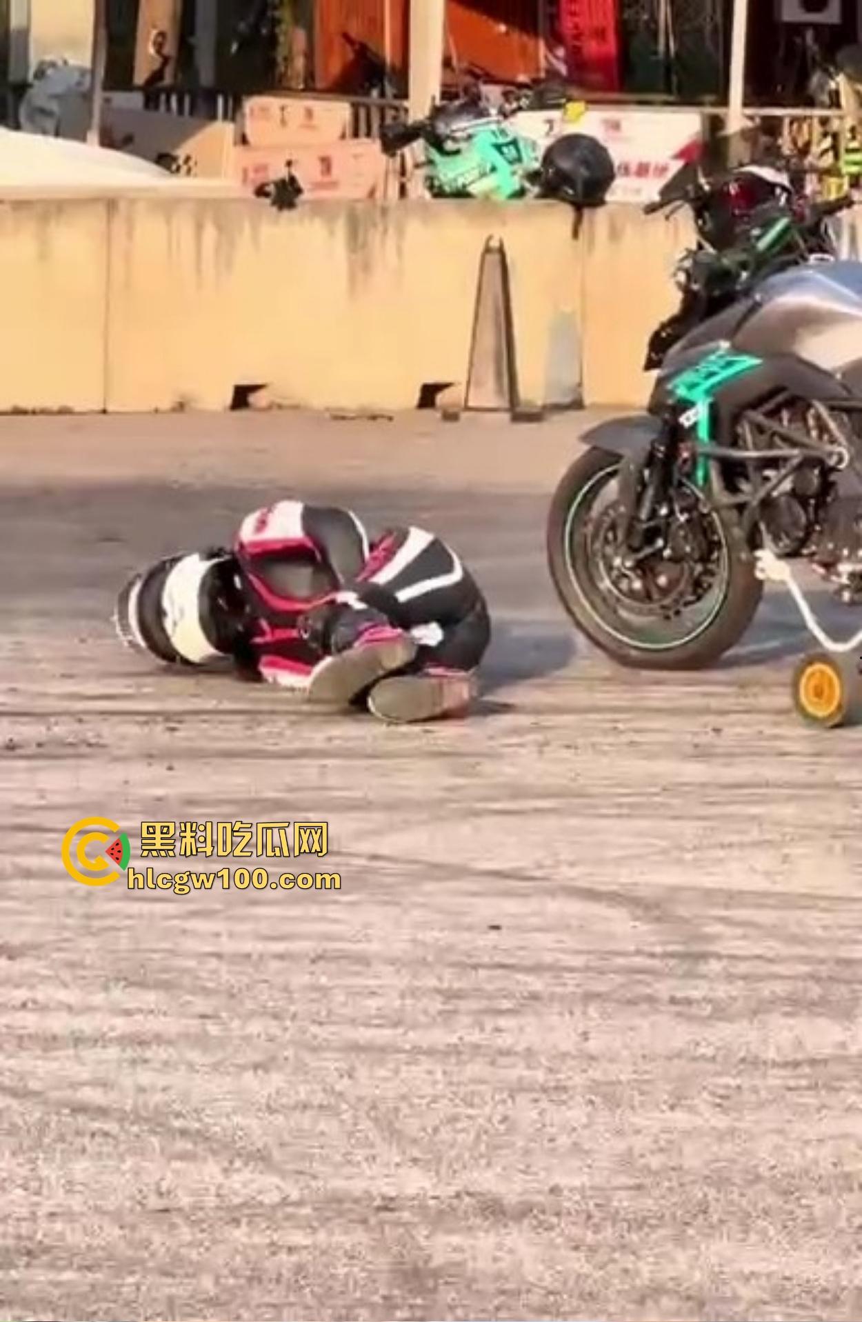 炫技不成逼先疼,女骑士摩托翘头秀失败,结果硬生生撞到小逼痛苦到变形,满脸写着作死的代价!-5