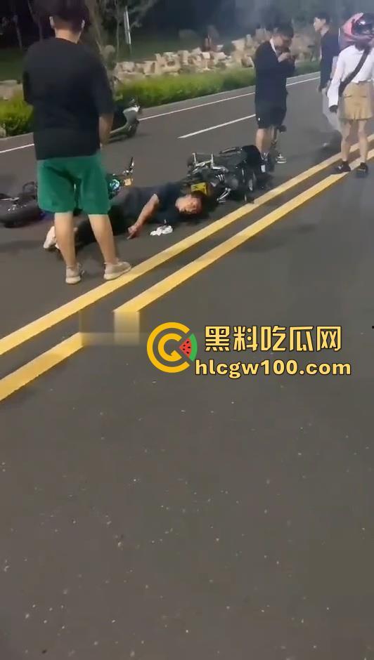 潍坊摩托集会惊爆血腥一幕：狂飙失控，骑手脑袋开花！被甩飞数米狂喷血、倒地抽搐命悬一线-3
