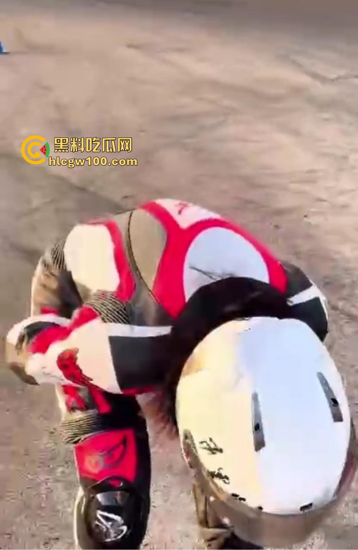 炫技不成逼先疼,女骑士摩托翘头秀失败,结果硬生生撞到小逼痛苦到变形,满脸写着作死的代价!-8