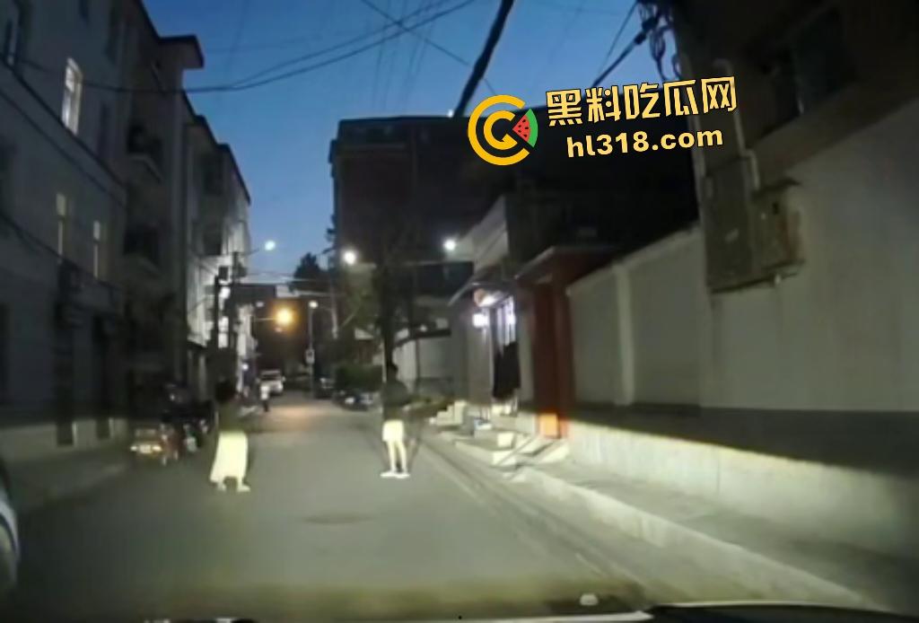 7月28日夜晚重庆一男子挥菜刀怒压妻子在马路，路人喇叭惹祸被菜刀指着，妻子还来劝架又被压在地上！-4