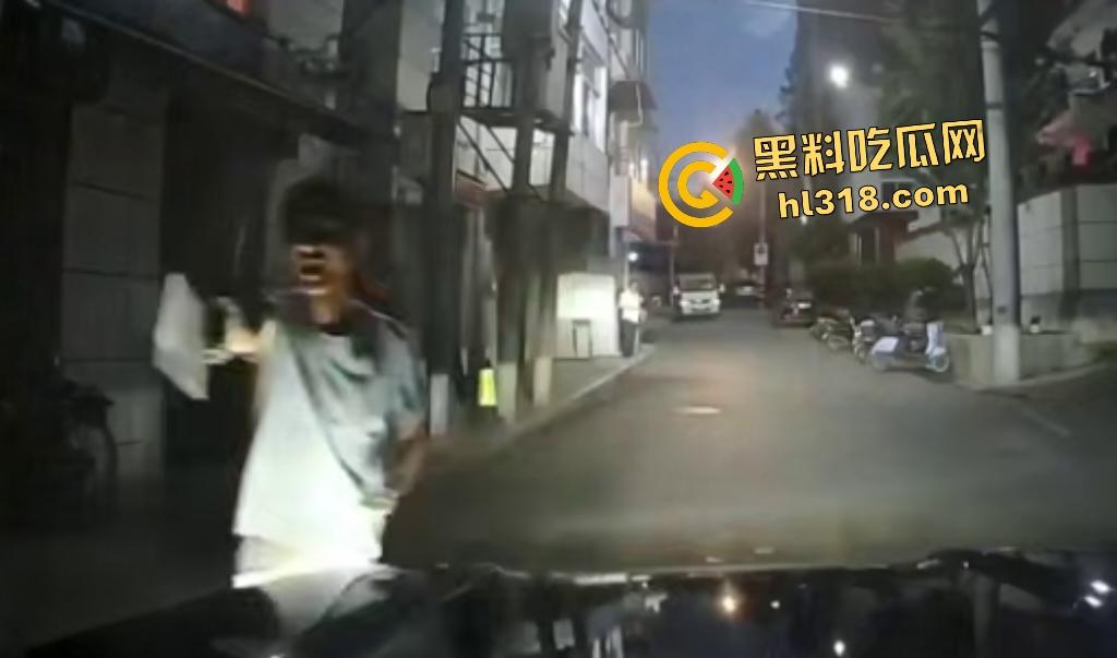 7月28日夜晚重庆一男子挥菜刀怒压妻子在马路，路人喇叭惹祸被菜刀指着，妻子还来劝架又被压在地上！-7