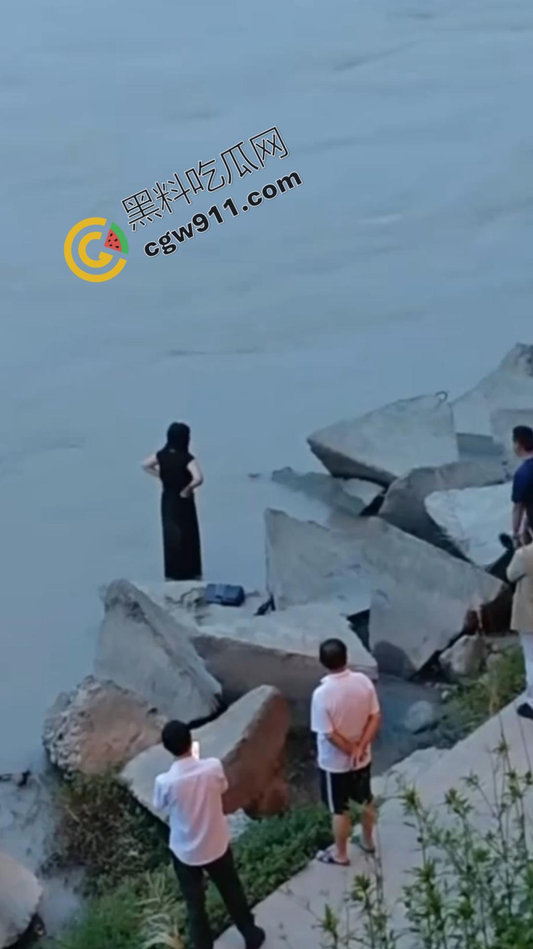 四川乐山美女跳河！ 沉迷情感漩涡无法自拔，消防员拼死营救无果，女子终被激流吞没-1