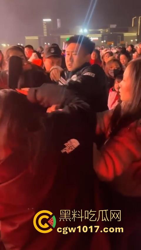 张韶涵演唱会粉丝大战,男粉大战小红书小仙女,疑似位置被抢而大打出手,偶像台上唱的火热,台下也打得火热!-6