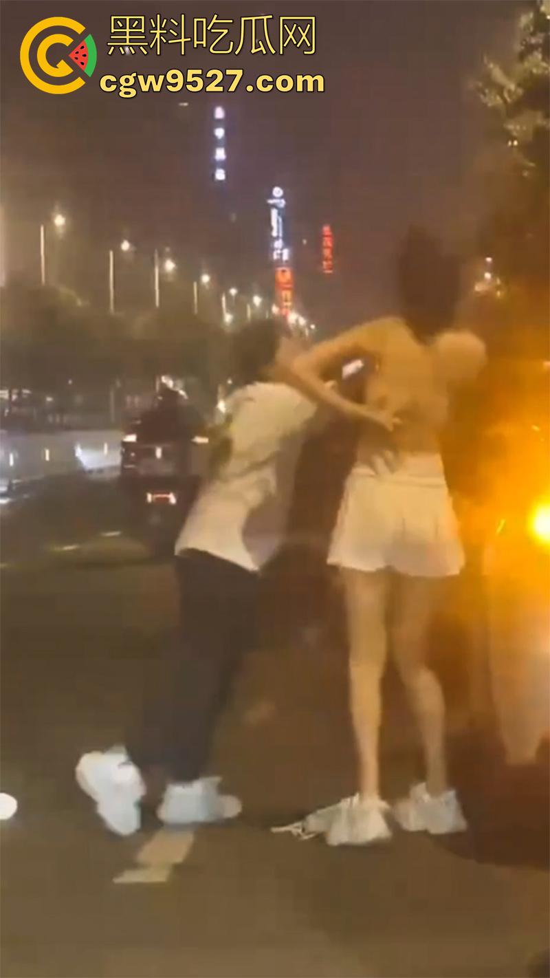 街头同性情侣骂战,小个矮T竟有个长腿女友,两人吵架当街脱衣,不得不说这身材真赞啊!-2