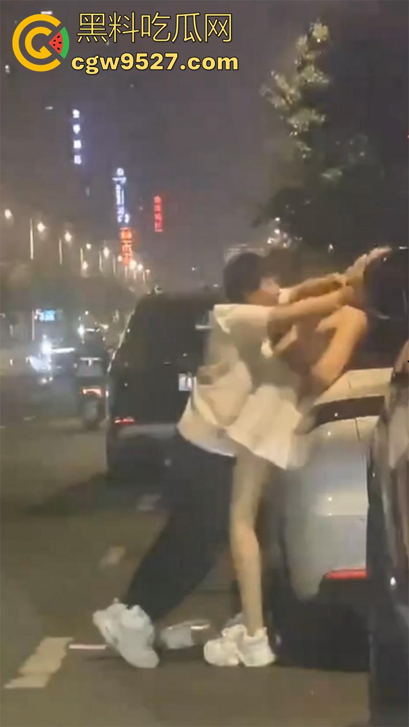 街头同性情侣骂战,小个矮T竟有个长腿女友,两人吵架当街脱衣,不得不说这身材真赞啊!-3