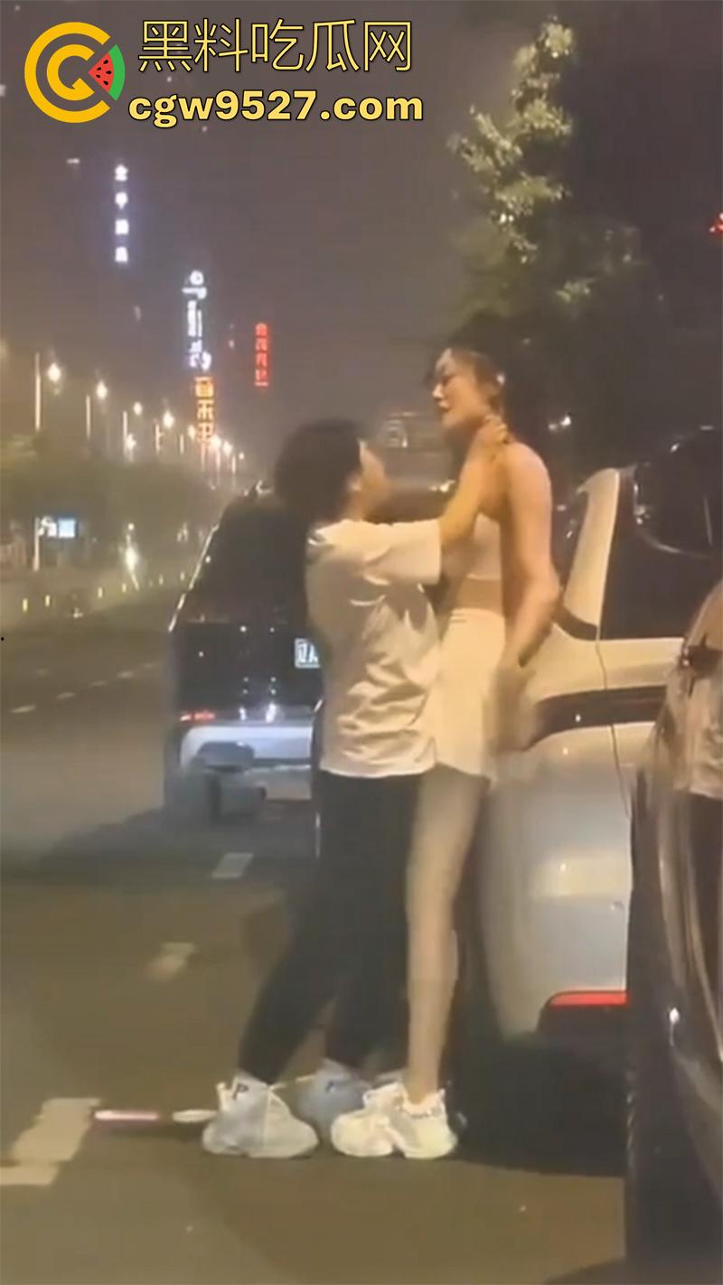 街头同性情侣骂战,小个矮T竟有个长腿女友,两人吵架当街脱衣,不得不说这身材真赞啊!-4