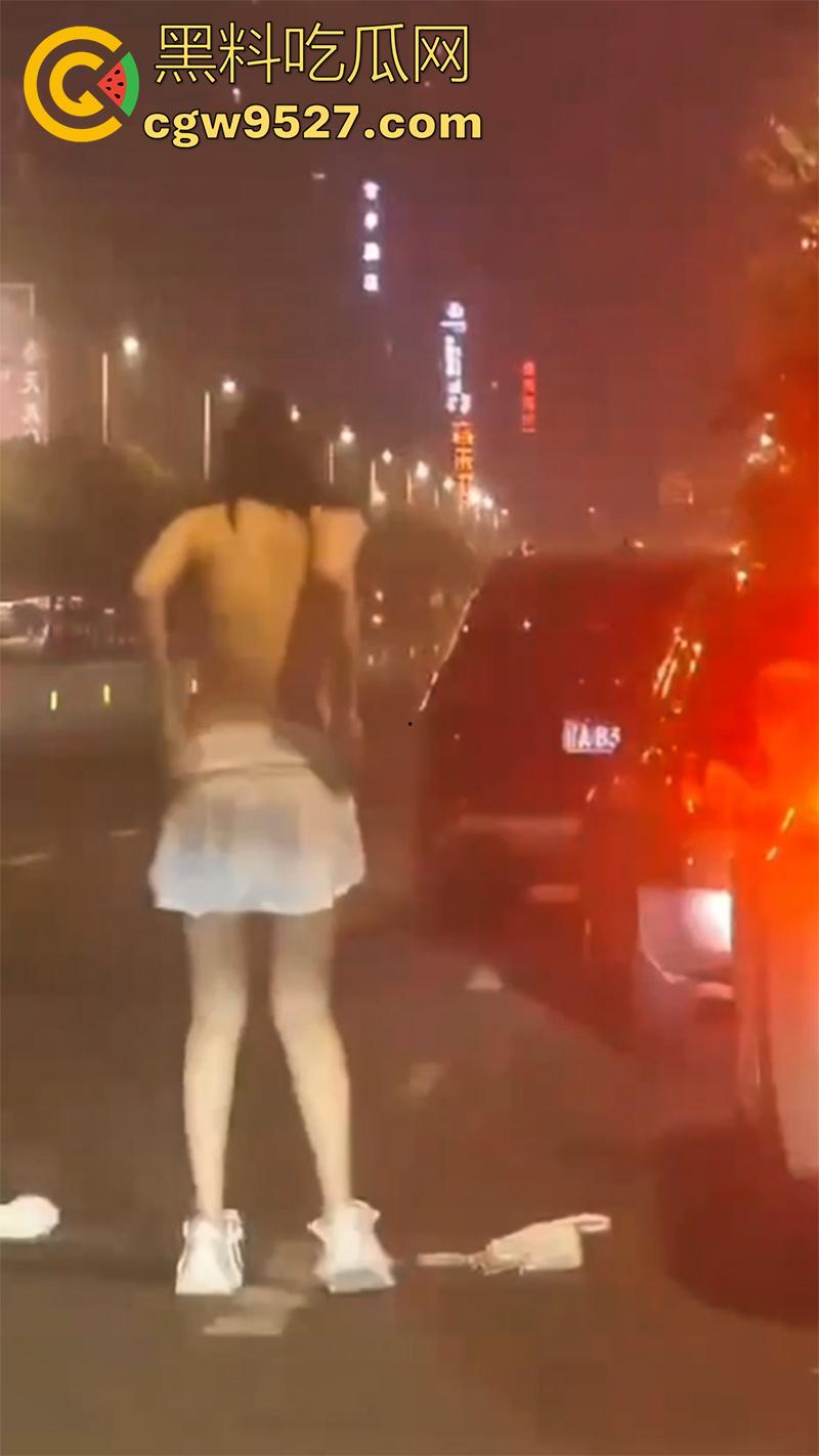 街头同性情侣骂战,小个矮T竟有个长腿女友,两人吵架当街脱衣,不得不说这身材真赞啊!-6