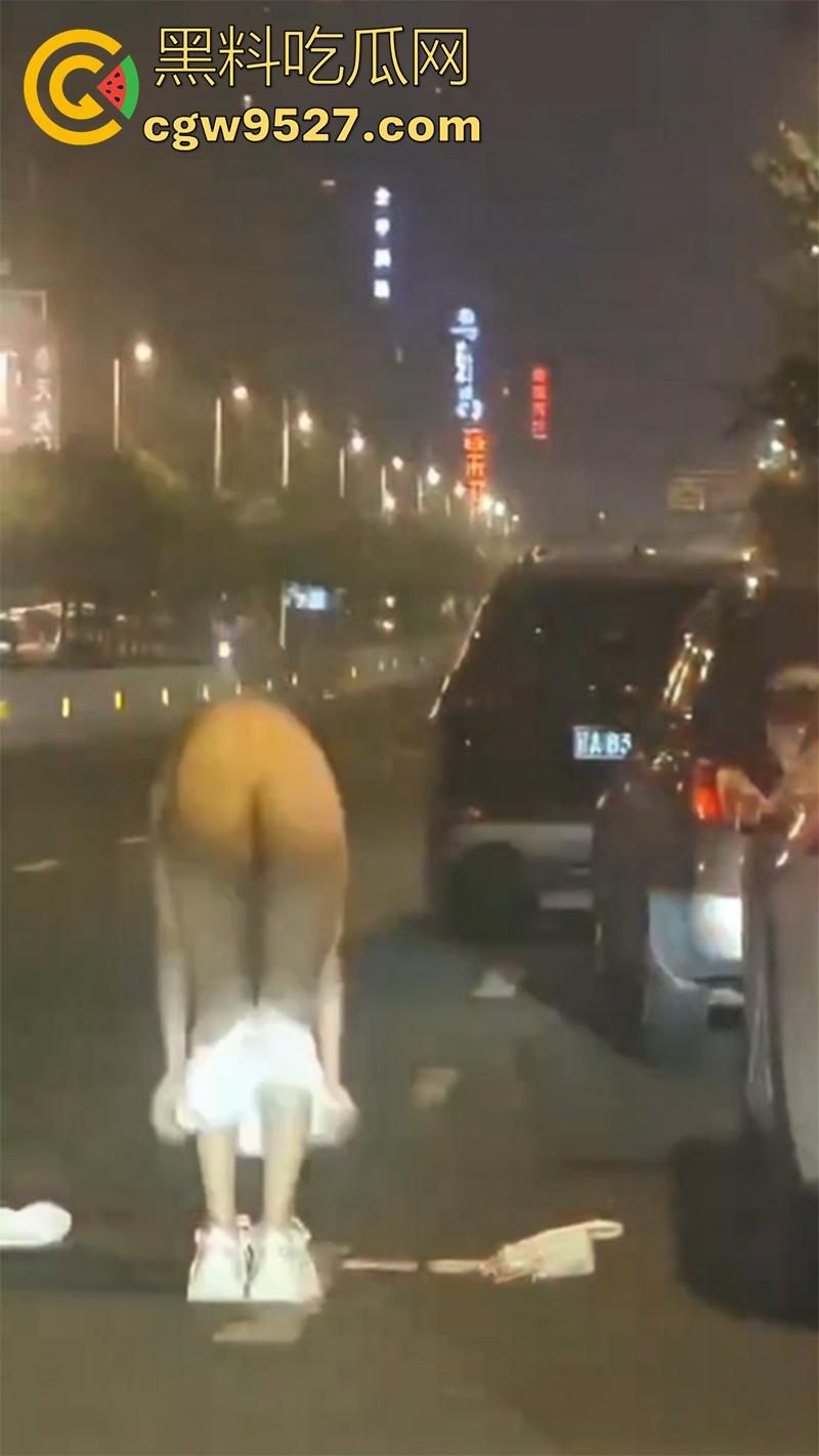 街头同性情侣骂战,小个矮T竟有个长腿女友,两人吵架当街脱衣,不得不说这身材真赞啊!-7