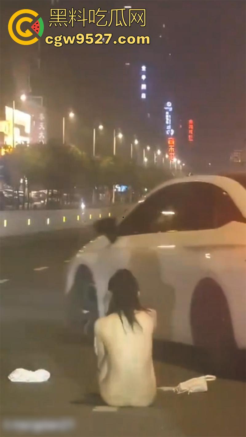 街头同性情侣骂战,小个矮T竟有个长腿女友,两人吵架当街脱衣,不得不说这身材真赞啊!-8