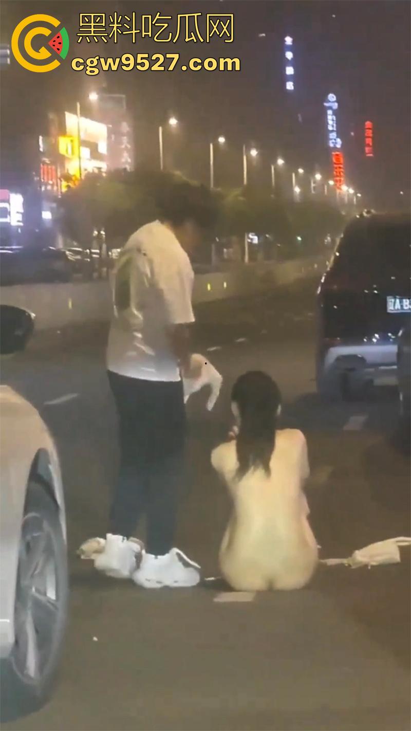 街头同性情侣骂战,小个矮T竟有个长腿女友,两人吵架当街脱衣,不得不说这身材真赞啊!-9