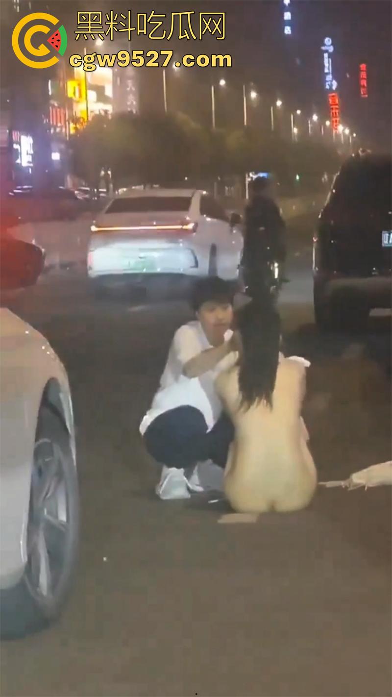 街头同性情侣骂战,小个矮T竟有个长腿女友,两人吵架当街脱衣,不得不说这身材真赞啊!-10