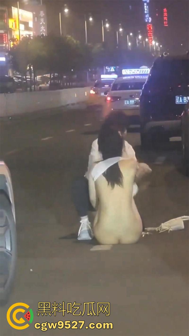 街头同性情侣骂战,小个矮T竟有个长腿女友,两人吵架当街脱衣,不得不说这身材真赞啊!-11